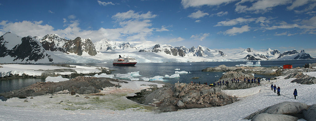 Étape d'une croisière en Antarctique. Plusieurs dizaines de milliers de touristes visitent le continent chaque année. © Cascoly, Wikimedia Commons, cc by sa 3.0