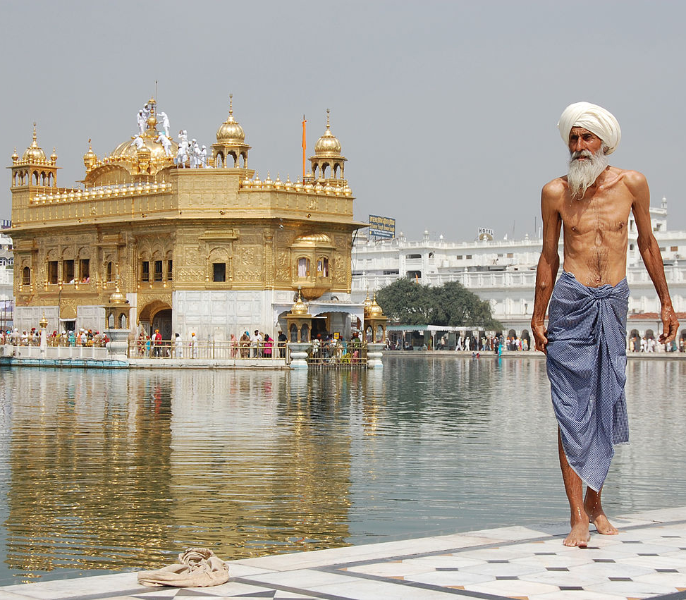 Pèlerin sikh au Temple d'Or à Amritsar, au Pendjab, dans le nord de l'Inde. L'homme à l'avant-plan vient de prendre un bain rituel. © Paulrudd, Wikimedia Commons, GNU 1.2