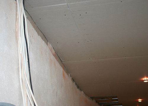 Avant de peindre un&nbsp;plafond, il doit être&nbsp;préparé. © Christine et Hagen Graf, Flickr, CC BY 2.0