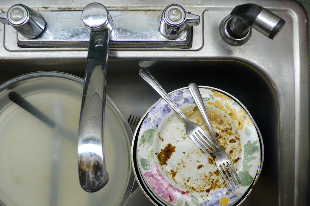 Installer un broyeur de cuisine permet de réduire les déchets alimentaires afin que ceux-ci puissent passer par l'évacuation des eaux usées.  © Rachel Zack, Flickr, CC BY-SA 2.0