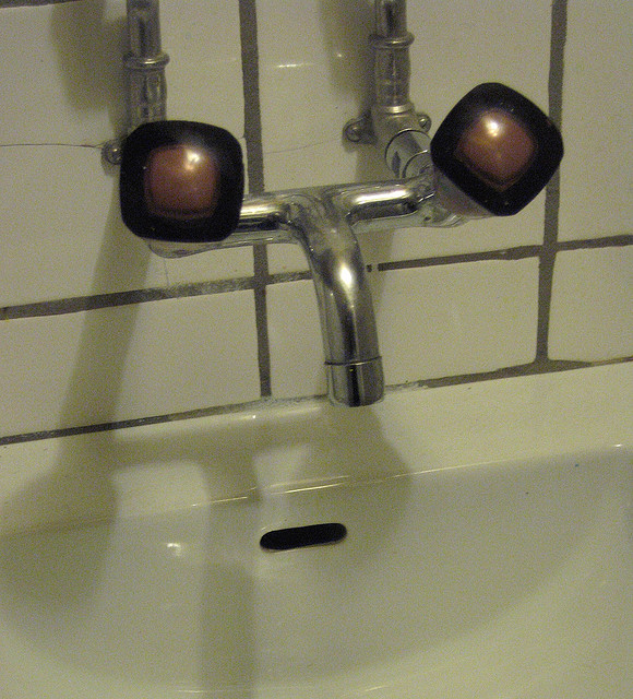 Changer un joint usé n'est pas si compliqué !&nbsp;Dévissez la tête du robinet pour atteindre le joint d'étanchéité. © Nadya Peek, Flickr, cc by&nbsp;2.0
