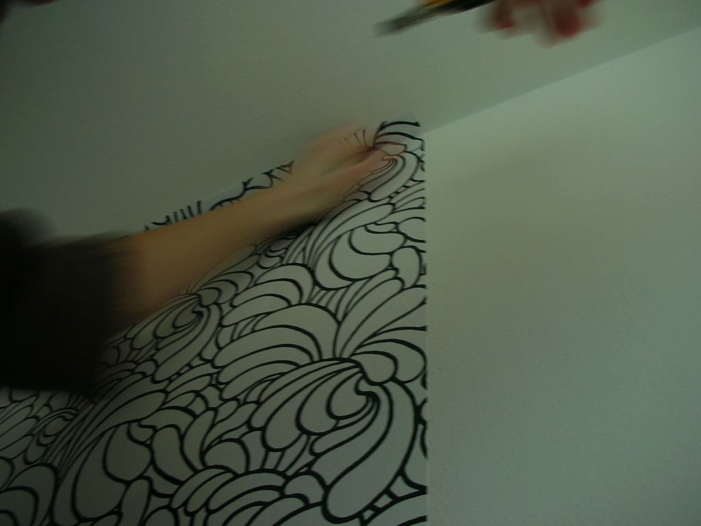 Il existe aujourd'hui des papiers peints qui se posent très facilement. © GuiGui, Flickr, CC BY 2.0
