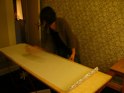 Apprenez comment poser du papier peint au plafond. © Guigui les Bons skeudis, Flickr, CC BY 2.0