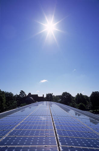 Choisir un panneau photovoltaïque doit se faire en évaluant&nbsp;son rendement. © Living Off Grid, Flickr, CC BY 2.0