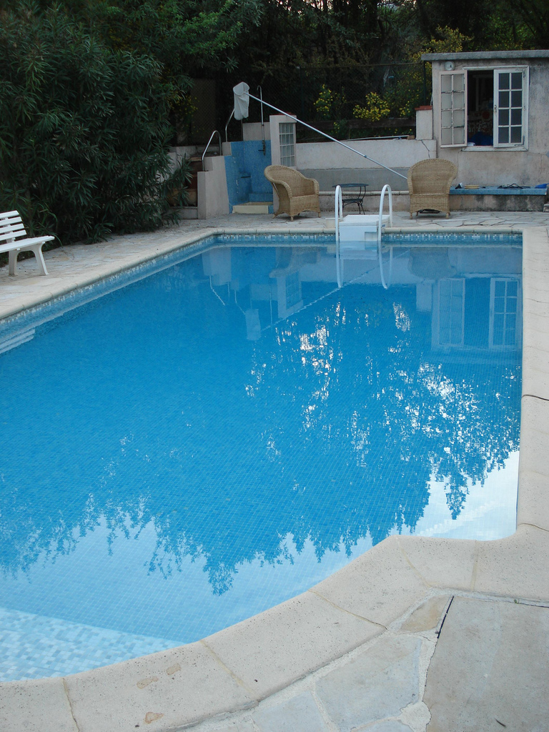 La maçonnerie d'une piscine nécessite de grands travaux et des autorisations des pouvoirs publics. © Teewee.eu, Flickr, CC BY-SA 2.0