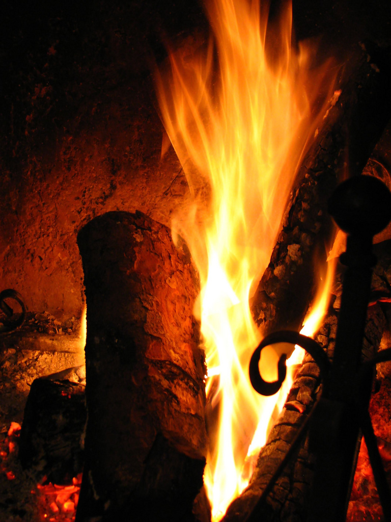Une cheminée centrale, comme une cheminée suspendue, donne au salon une touche design et chaleureuse.  © Conanil, Flickr, CC By 2.0