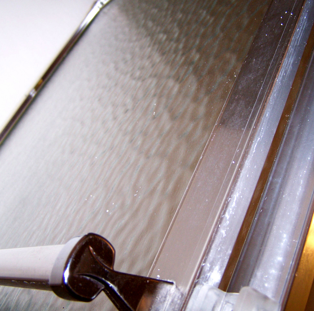 Installer une porte de douche permet de protéger les alentours. © Carissa GoodNCrazy, Flickr, CC BY 2.0