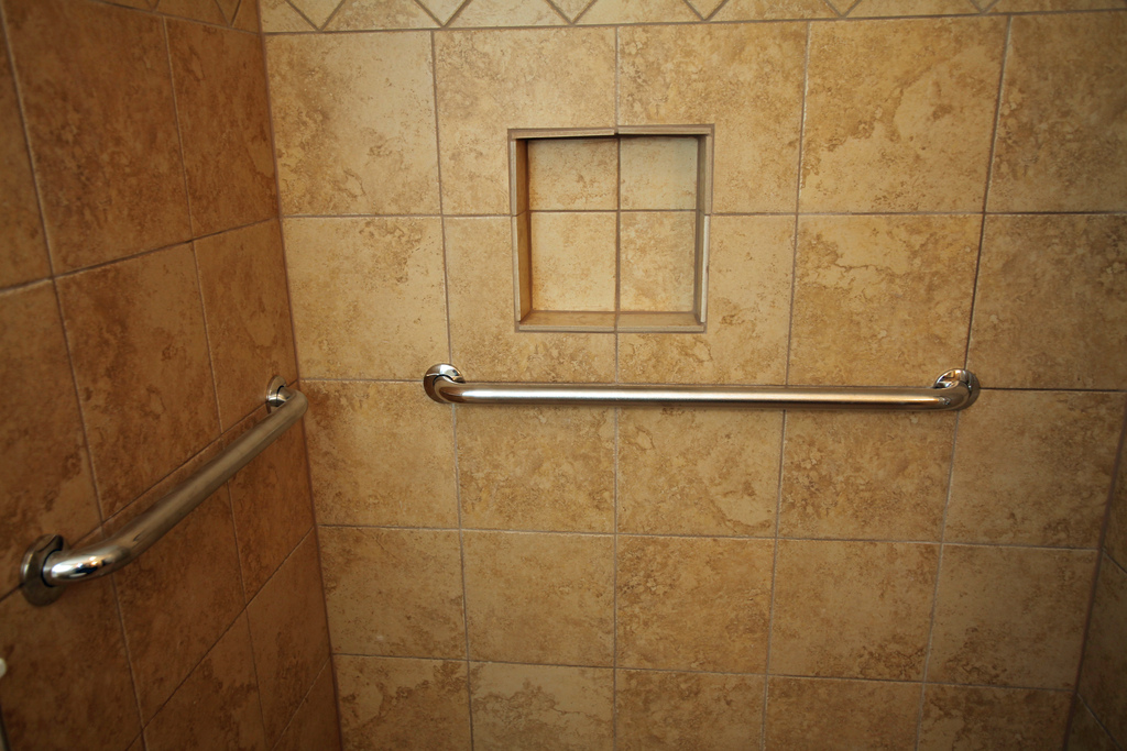 Le choix du revêtement de mur de la salle de bain et primordial. © Gardener41, Flickr, CC BY-SA 2.0