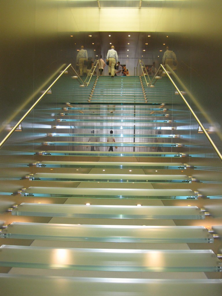 Un escalier en verre saura se fondre dans le décor. © Avilasal, Flickr, CC BY 2.0