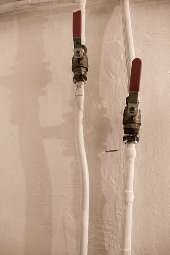 Installer un robinet d'arrêt est souvent une bonne solution contre les fuites. © _boris, Flickr, CC BY-NC-SA 2.0