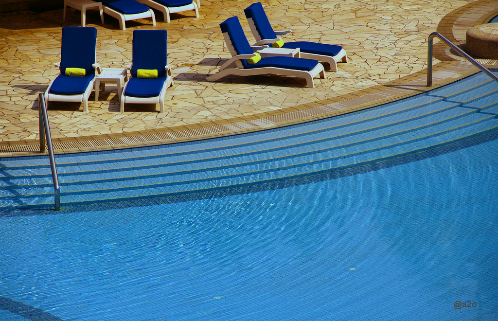La pose d'un liner de piscine nécessite la surface la plus lisse possible. © Aini, Flickr, CC BY 2.0