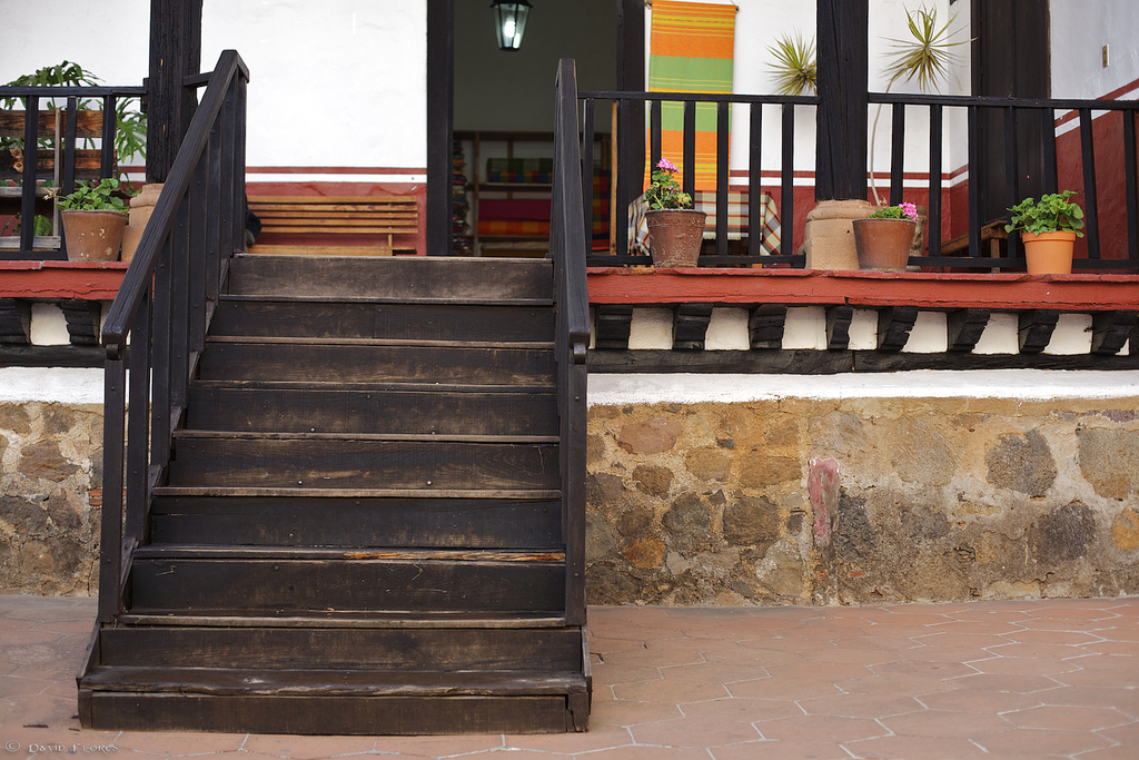 Rénover un escalier en bois permet de lui rendre sa jeunesse. © Maguis &amp; David, Flickr, CC BY 2.0