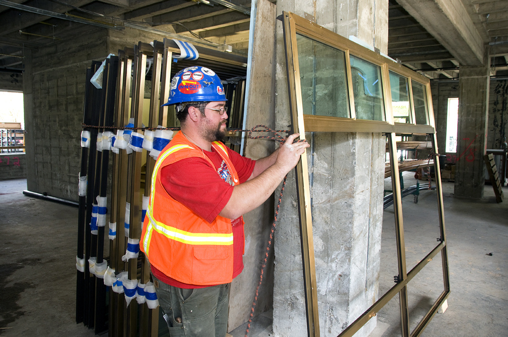 La pose d'une fenêtre PVC en rénovation par des professionnels. © OregonDOT, Flickr, CC BY 2.0