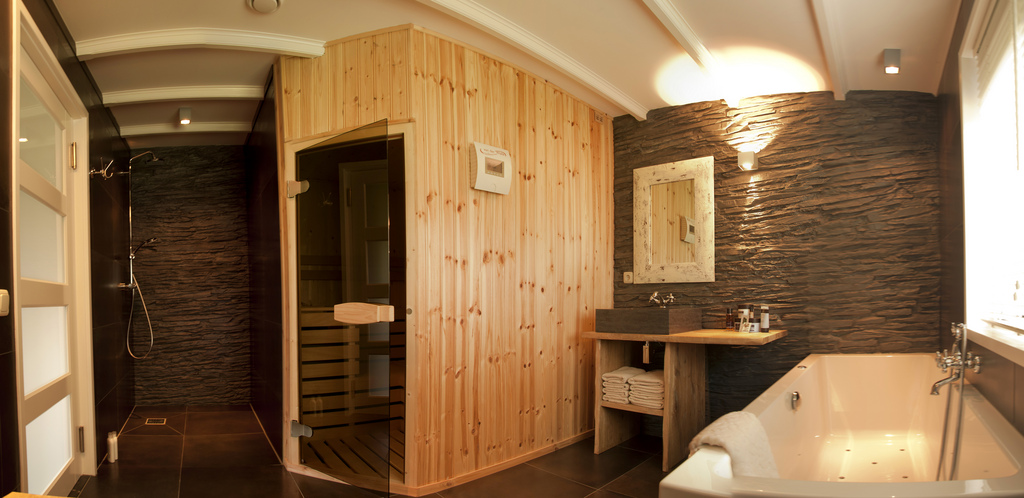 Le sauna est un espace dédié au bien-être : il s'agit d'une pièce en bois dans laquelle on peut prendre un bain de chaleur sèche, d'une température variant entre 70 et 100 °C. © K. vd Walle, Flickr, cc by sa 2.0