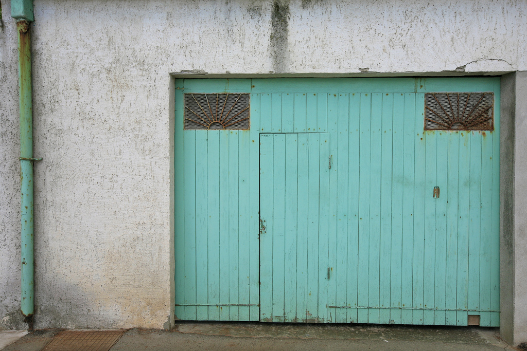 La porte de garage sectionnelle avec portillon, pour&nbsp;entrer et sortir sans tout ouvrir. © Alex E. Proimos, Flickr, CC BY 2.0
