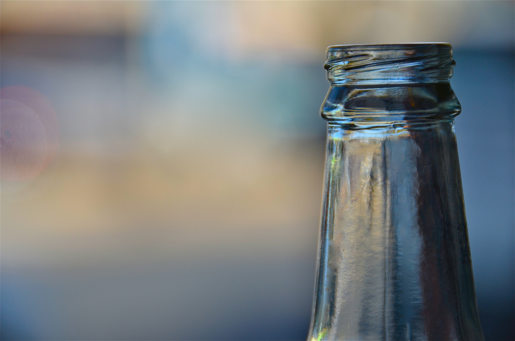 Contrairement à la bouteille en verre, la bouteille végétale est biodégradable. Elle a été développée comme alternative à la bouteille en plastique traditionnelle, considérée comme un produit polluant.&nbsp;© Paul Schadler, Flickr, cc by&nbsp;2.0