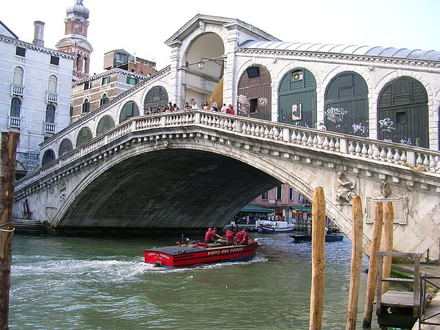 Lorsque l'on cherche que visiter à Venise, le pont du Rialto s'impose comme une évidence. © Remidu74, Wikimedia Commons, cc by sa 3.0