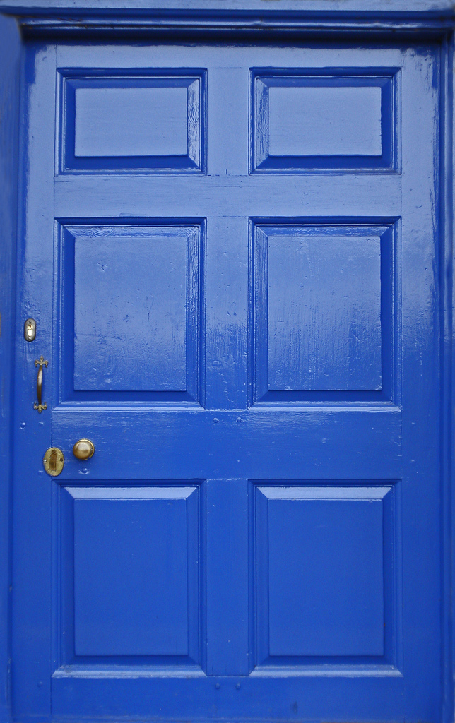 La porte d'entrée en bois peut se parer de multiples coloris, un coup de peinture suffit. © amandabhslater, Flickr, CC BY-SA 2.0