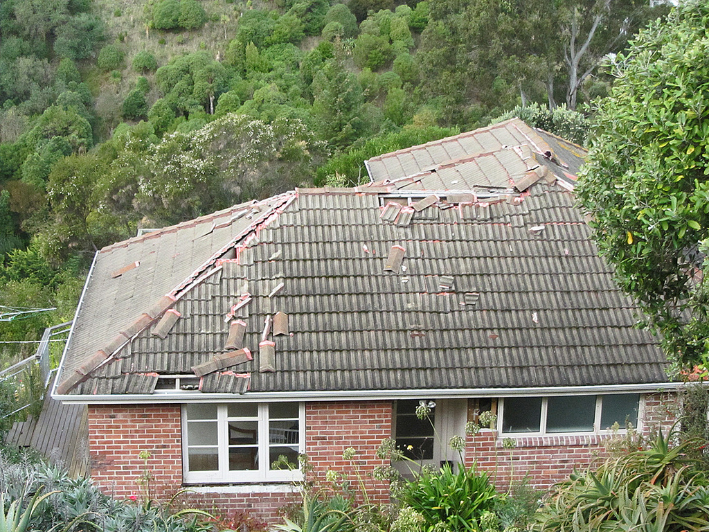 Une fuite de la toiture provient souvent de tuiles déplacées ou cassées. ©  Newton grafitti, Flickr, CC BY 2.0