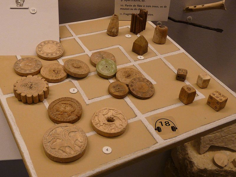 Les jeux du Moyen Âge comprenaient aussi des jeux de plateau, comme l'ancêtre du trictrac. © Jack ma, Wikimedia Commons, cc by sa 2.5