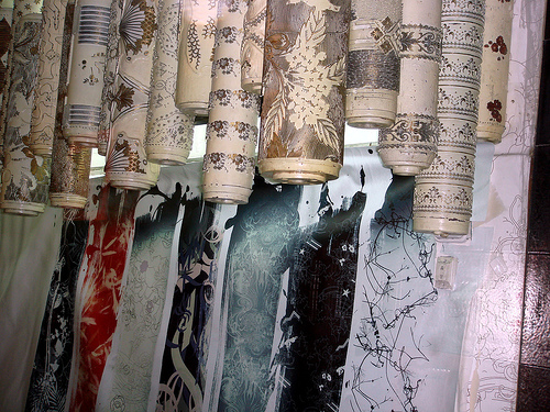 Les papiers peints à motifs sont esthétiques mais demandent une maîtrise pour bien réussir les raccords. © Hector Milla, Flickr, CC BY-NC 2.0