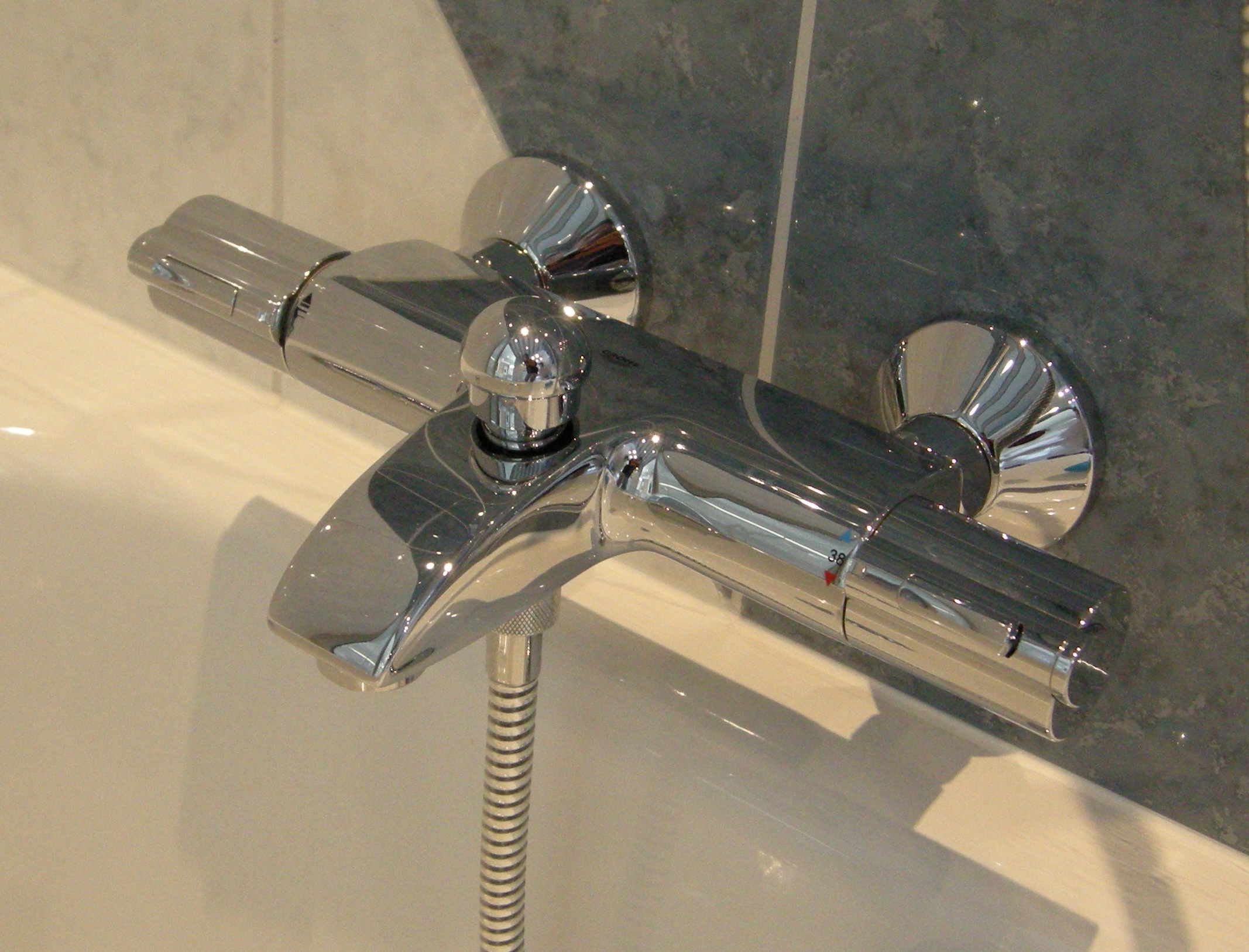 Le robinet thermostatique, à poser pour une baignoire, facilite les économies d'eau. © Philip Bosma, Wikimedia Commons, GNU Free Documentation License