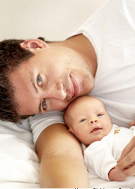 Le congé paternité donne droit à 11 jours consécutifs, à prendre dans les 4 mois suivant la naissance du bébé. © Photobac, Shutterstock