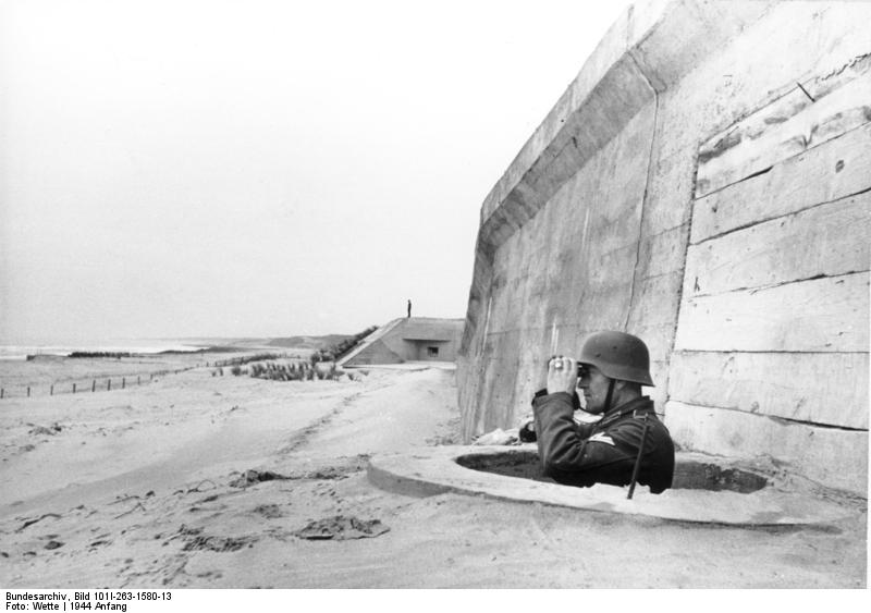 Un soldat allemand surveille la mer depuis le mur de l'Atlantique. Ce système de fortification n’a pas réussi à faire échouer le débarquement de Normandie, en 1944. © Bundesarchiv, Wette, Wikimedia Commons, cc by sa 3.0