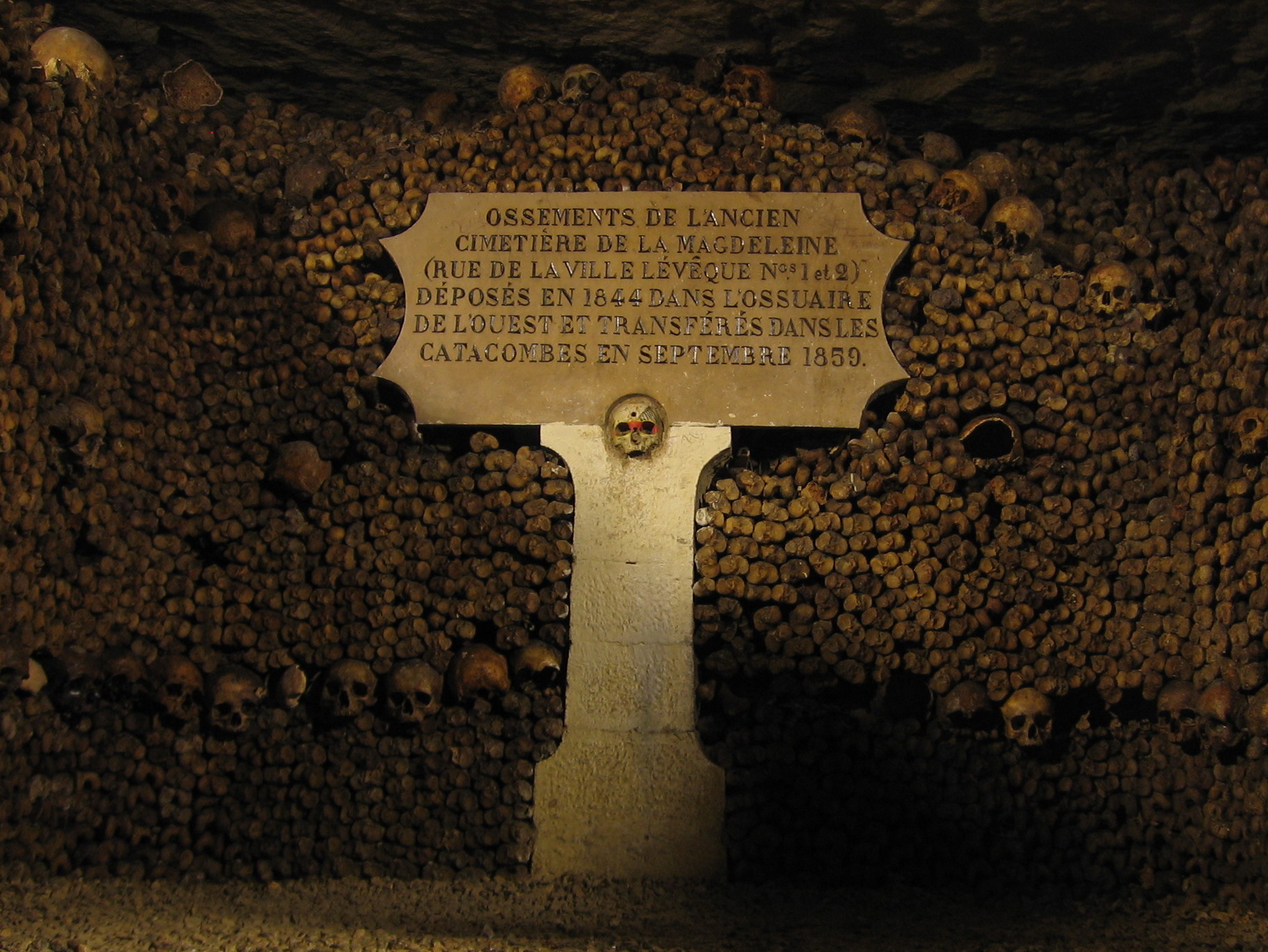 Pour rendre la visite des catacombes à Paris plus fascinante, optez pour les visites-conférences. © Vlastula, Wikimedia Commons, cc by sa 3.0
