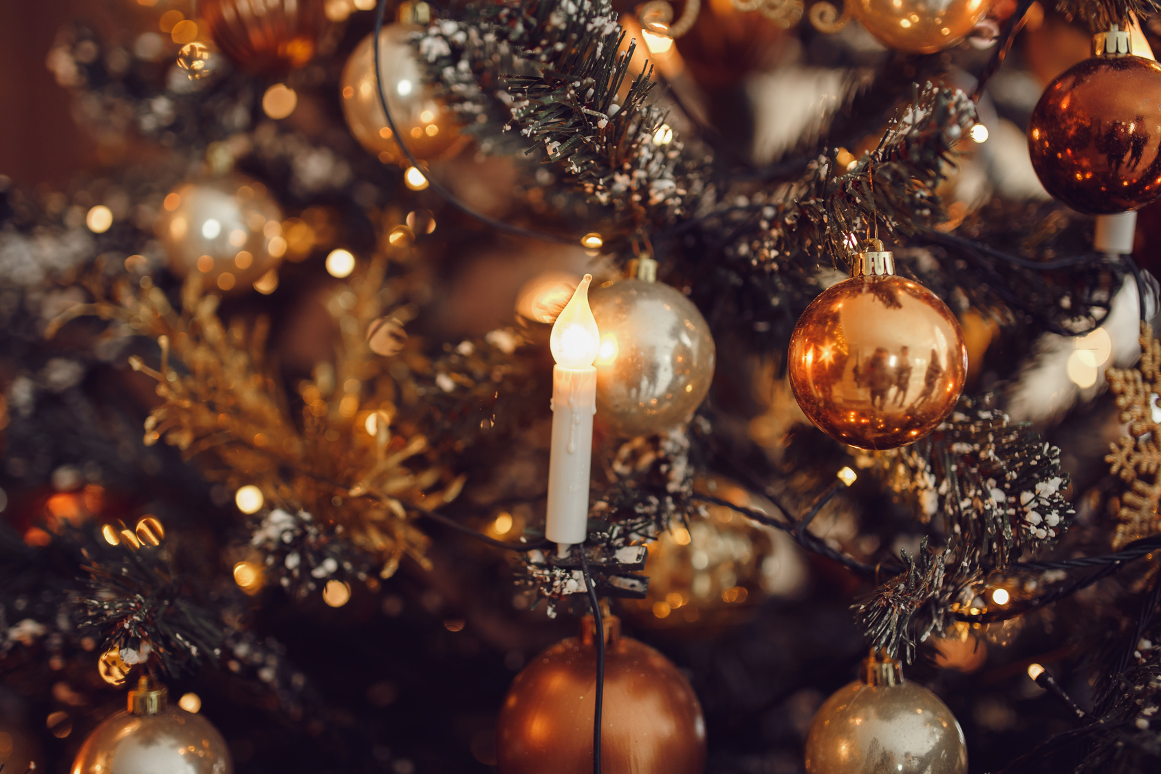À Noël, gare aux bougies et décorations dangereuses sur le sapin. © Parilov, Fotolia 