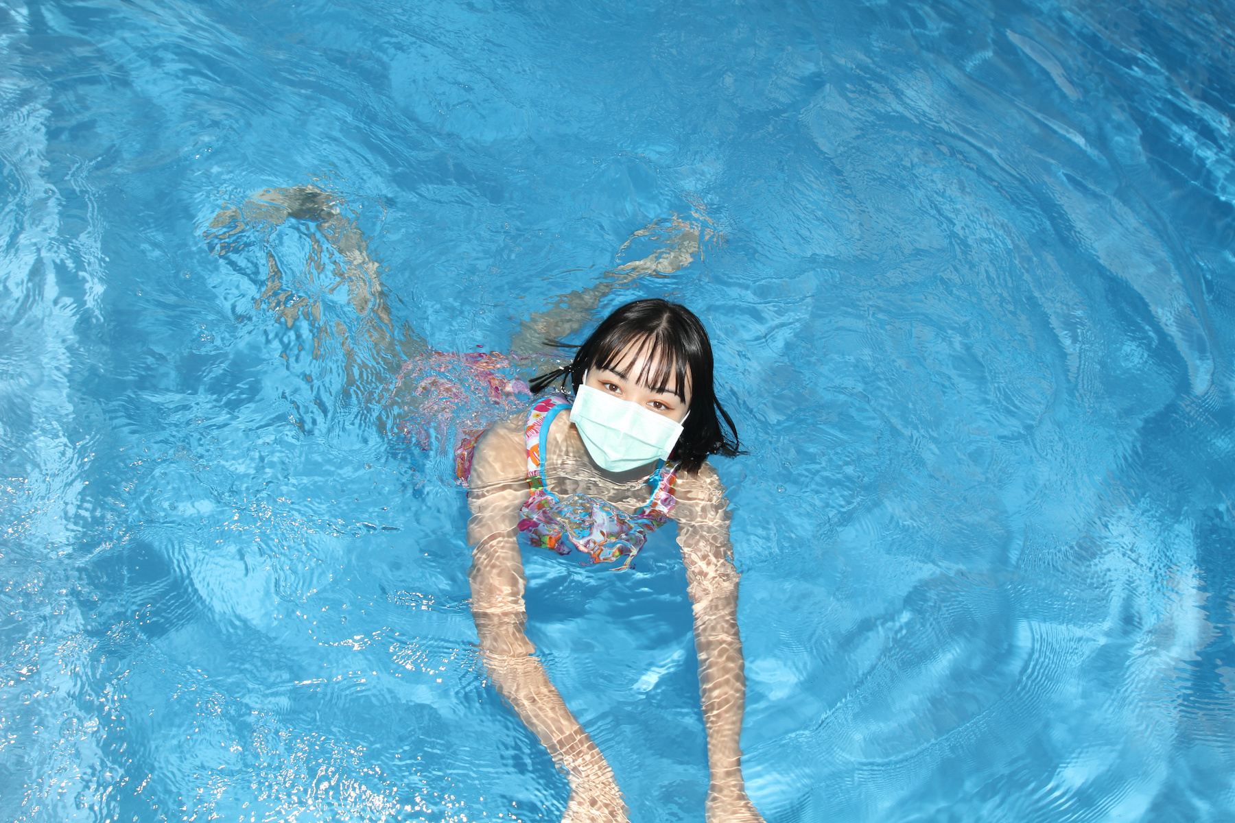 L’eau de mer ou de piscine est un environnement peu favorable pour les virus. © Cyrsiam, Adobe Stock