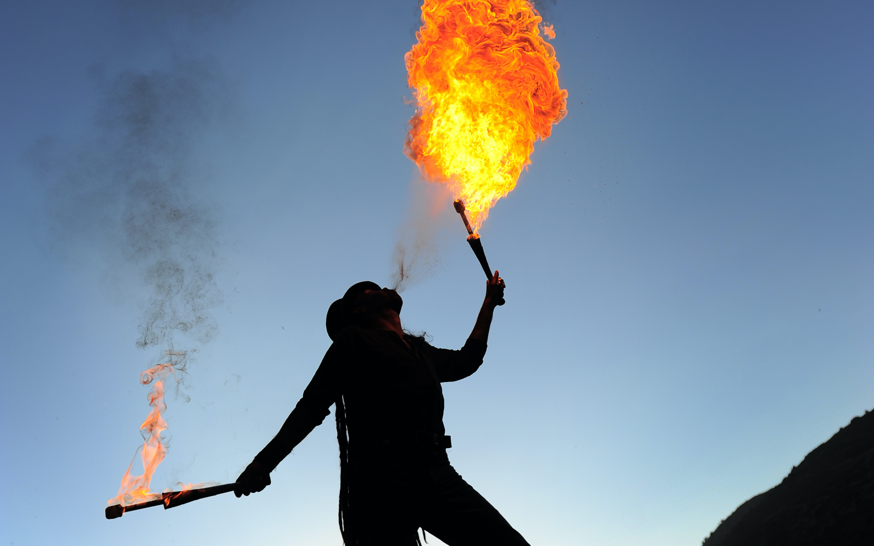 Le cracheur de feu vaporise le liquide inflammable sur une flamme, ce qui engendre des vapeurs qui s’enflamment et forment une boule de feu. © Rémy Masseglia, Adobe Stock