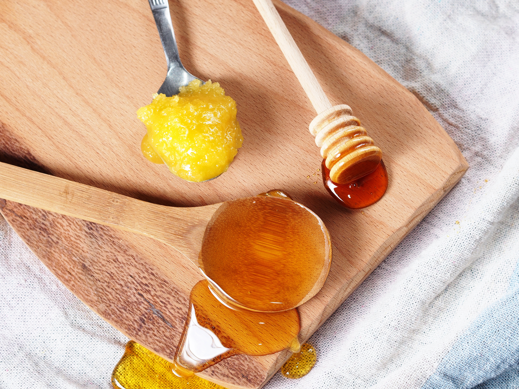 Le miel se cristallise naturellement au cours du temps, selon sa composition et la température. © tenkende, Adobe Stock