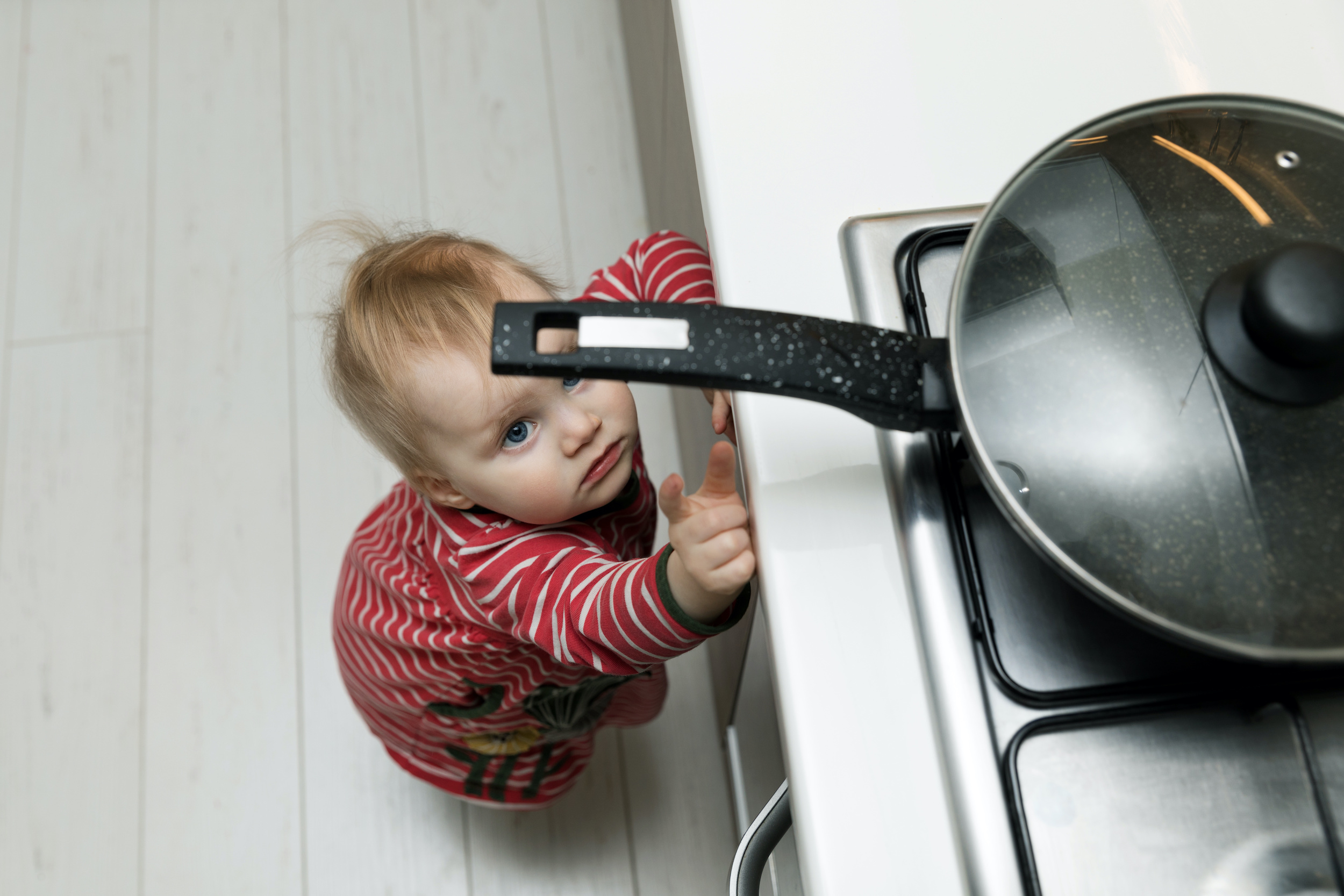 La cuisine, lieu de tous les dangers pour les enfants. © ronstik, Adobe Stock