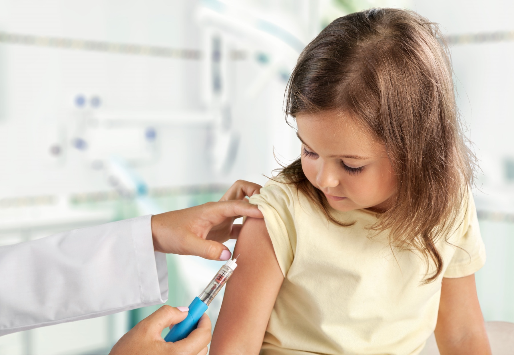Les enfants peuvent se faire vacciner dès l'âge de 5 ans. © BillonPhotos.com, Adobe Stock