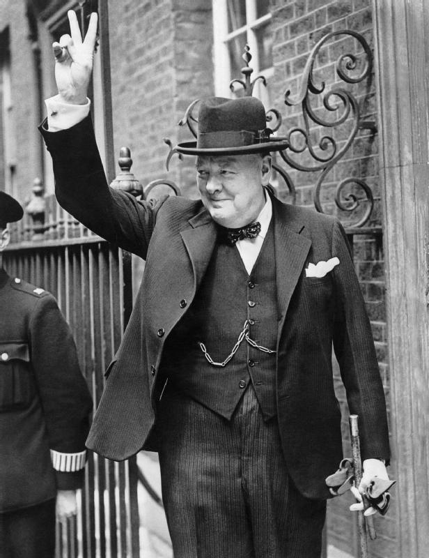 Winston Churchill faisant le V de la victoire en 1943. L’homme politique britannique était aussi un grand homme de lettres. © Gouvernement britannique, Wikimedia Commons, DP