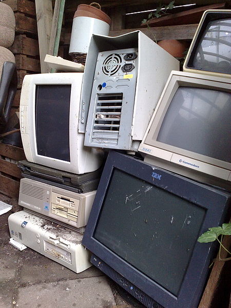 Empilement de déchets électroniques dans un abri de jardin. Une petite tournée à la déchetterie s’impose... © AvWijk, Wikimedia domaine public