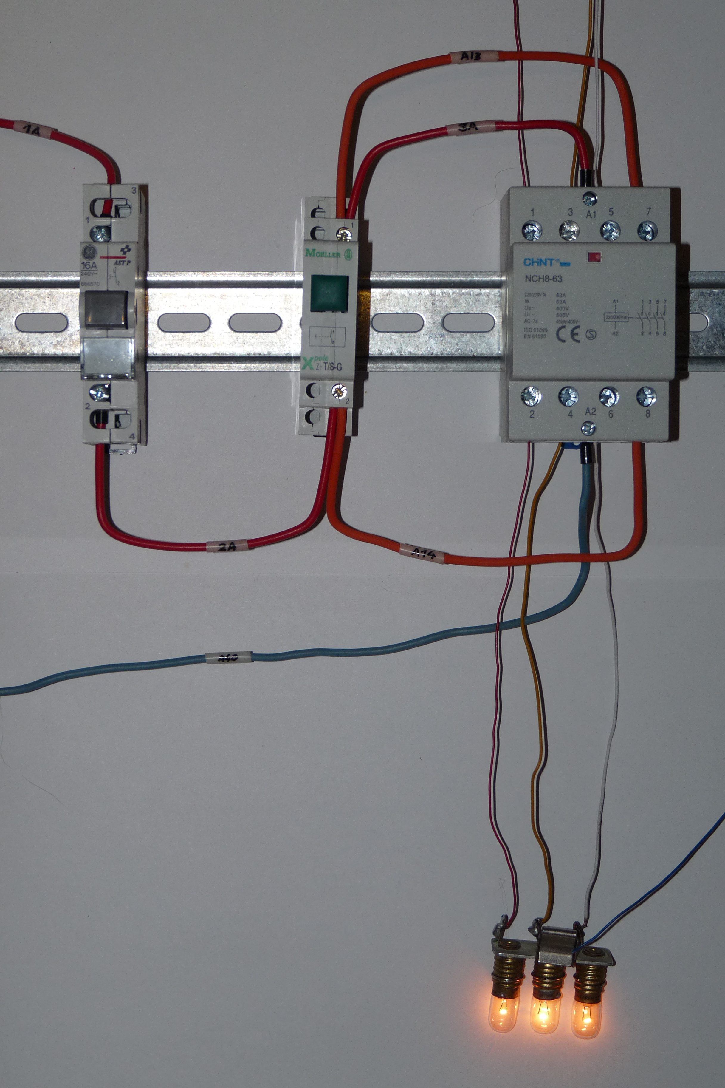 Le télérupteur permet d'actionner un éclairage avec plusieurs boutons-poussoirs. © Dmitry G, Wikimedia Commons, CC BY-SA 3.0