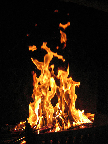 Le rendement d’un feu de cheminée dans un foyer ouvert ne dépasse pas 15 %. © z720 CC by-nc-nd 2.0