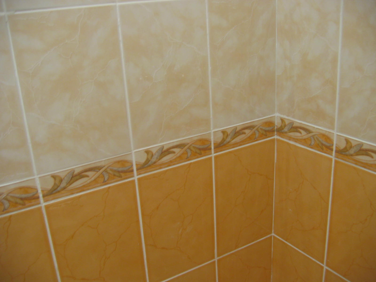 Pour carreler un mur de salle de bain par exemple, vous pouvez utiliser un listel (moulure), qui apporte une touche décorative supplémentaire.  © Sir Voland, Wikimedia Commons, Domaine public