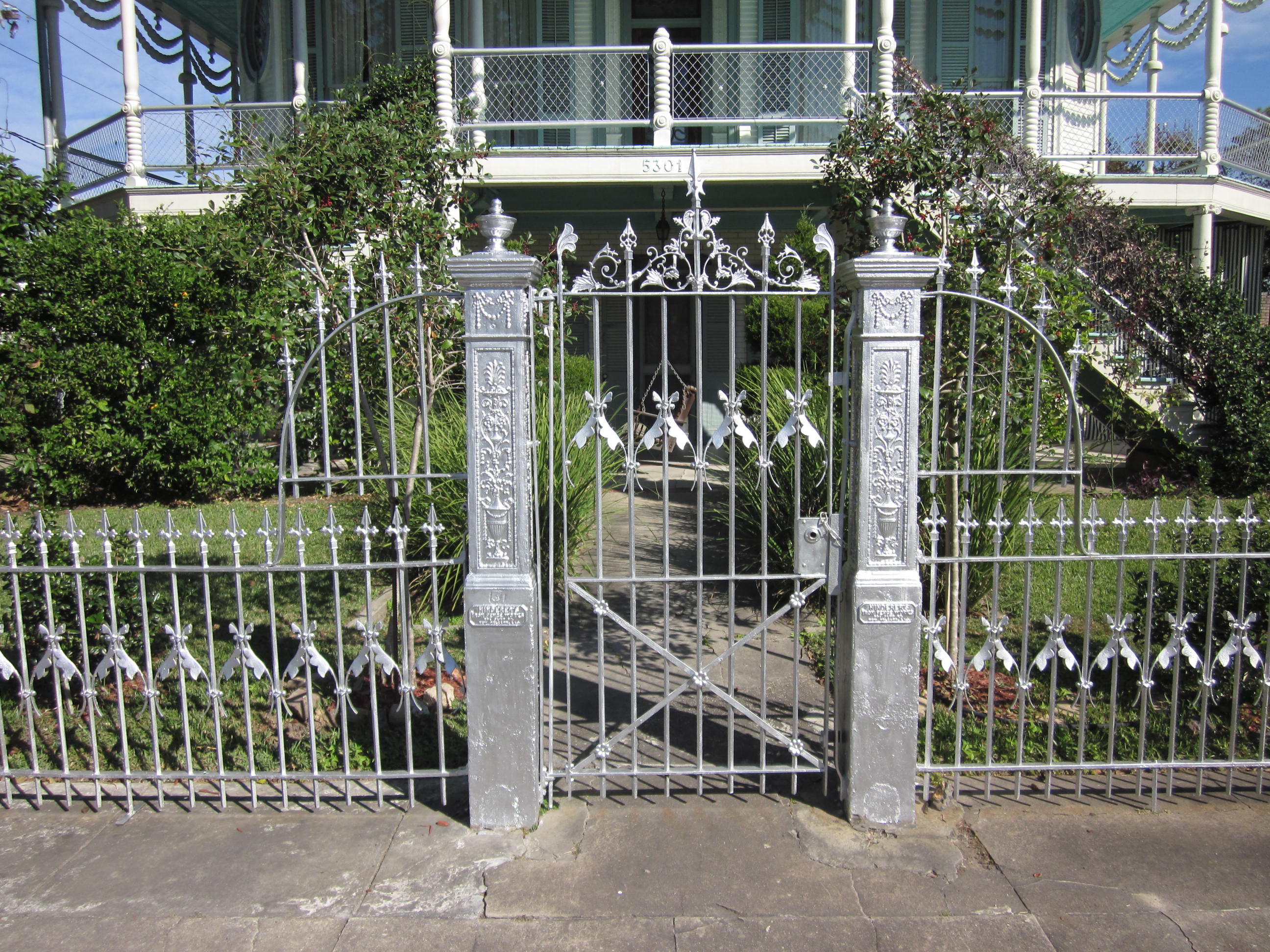 La pose d'un pilier de portail  est une étape importante dans son installation.   © Infrogmation of New Orleans, Wikipédia, CC-BY-SA-3.0-2.5-2.0-1.0