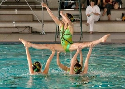 La natation synchronisée est un sport complet qui demande équilibre et souplesse. © DR