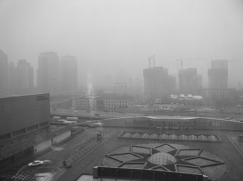 Beijing envahi par le smog, comme l’était Londres au 19e siècle. © Kevin Dooley CC by 2.0