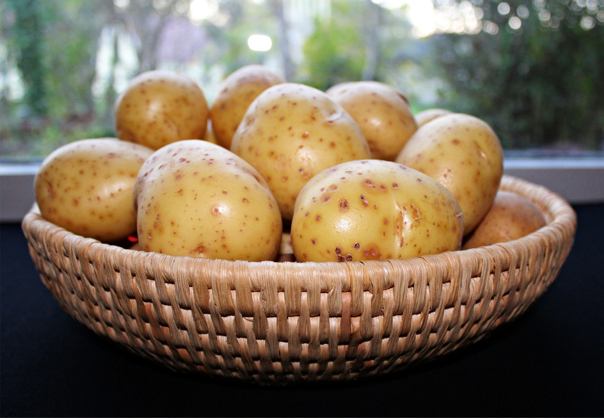 Contrairement aux idées reçues, la pomme de terre est assez pauvre en calories si elle n'est pas accompagnée de sauces ou&nbsp;de graisses. © Pixabay