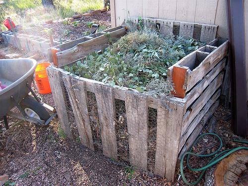Zone de compost accueillant les déchets verts d’un jardin et de son potager. © Cogdogblog CC by 2.0