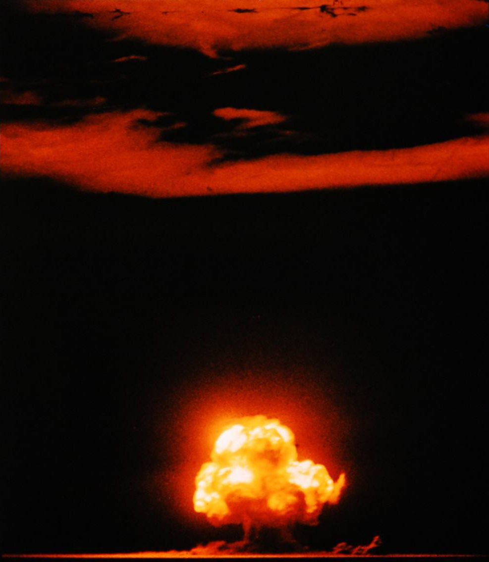 Pendant l'équilibre de la terreur, l'arme nucléaire était en possession des deux superpuissances. Ici, l’essai Trinity, la première détonation d’arme nucléaire, le 16 avril 1945. © Jack W. Aeby, Wikimedia Commons, DP