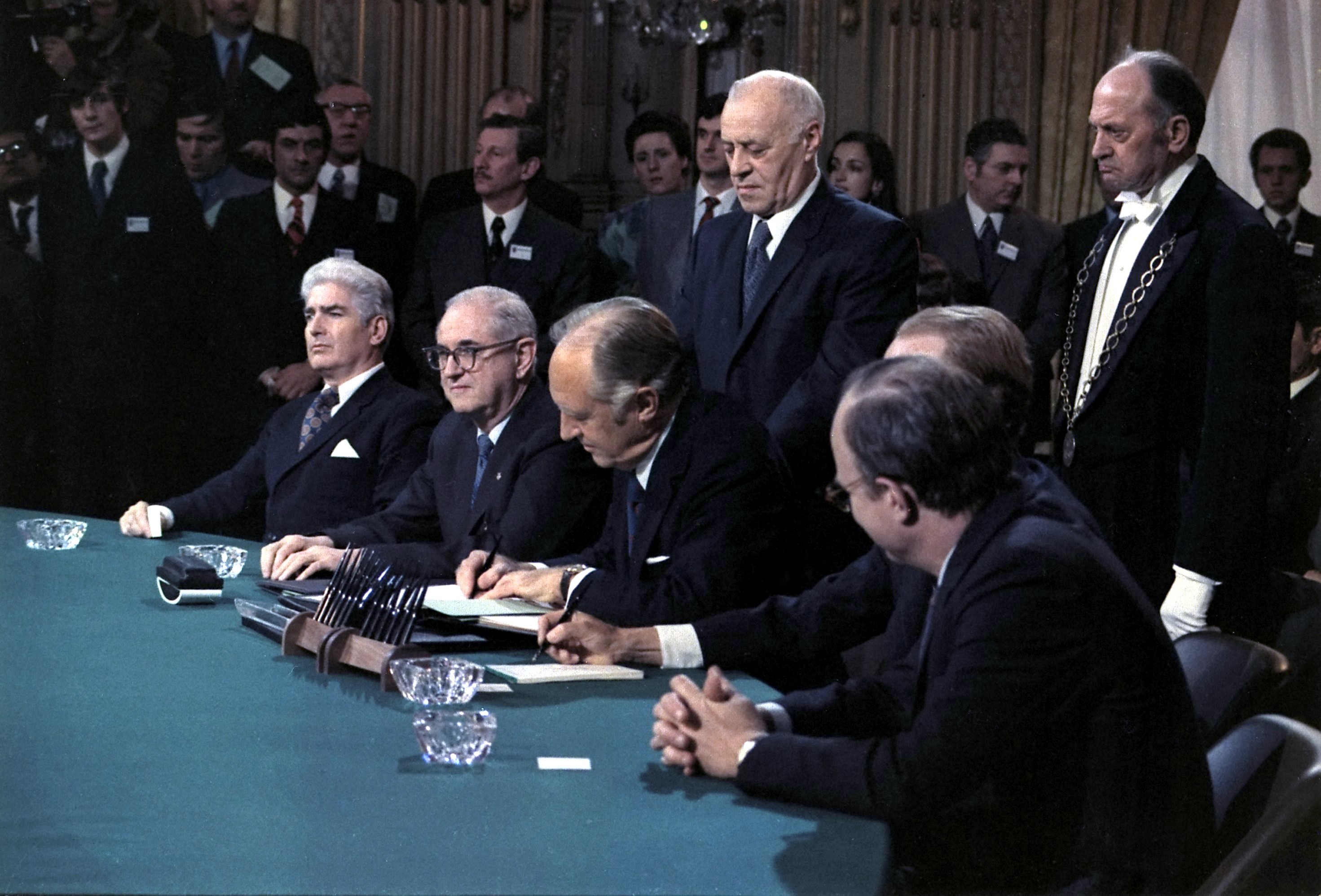 Signature des accords de paix à l’issue de la guerre du Vietnam, le 27 janvier 1973. Les affrontements prendront fin avec la prise de Saigon par les Soviétiques deux ans plus tard. © Knudsen, Robert L., Wikimedia Commons, DP