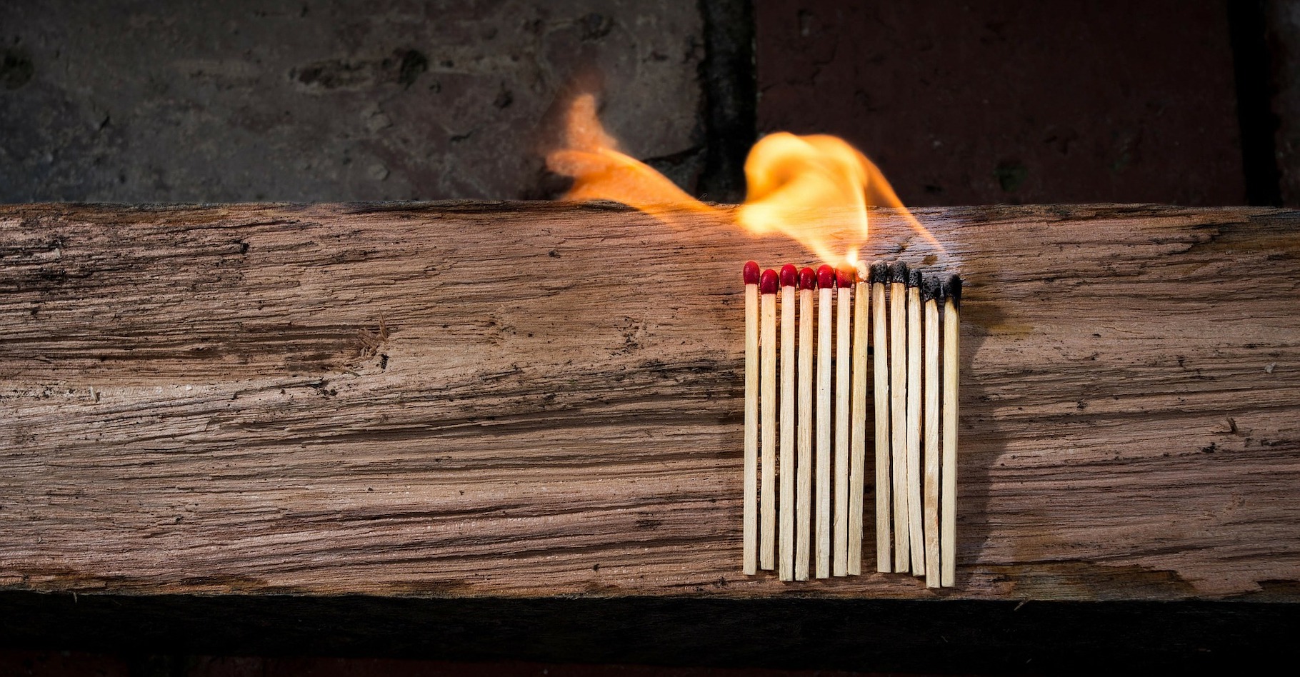 En frottant énergiquement un morceau de bois contre un autre, on peut obtenir du feu. Mais c’est bien plus simple avec l’aide d’une allumette. © raedon, Pixabay License