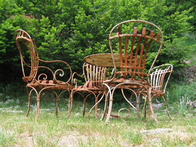 Un mobilier de jardin rouillé. © Peterfactors