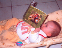 Les jouets du bébé lui permettent de s'éveiller au monde qui l'entoure. © DR 